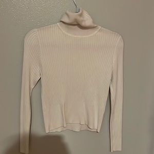 Cream turtleneck 👏